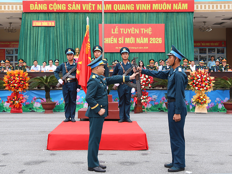 C&aacute;c đơn vị trong Qu&acirc;n chủng Ph&ograve;ng kh&ocirc;ng - Kh&ocirc;ng qu&acirc;n tổ chức Lễ tuy&ecirc;n thệ chiến sĩ mới năm 2026