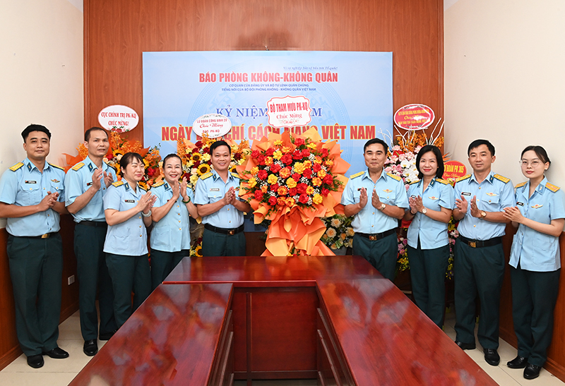 Các cơ quan, đơn vị trong Quân chủng Phòng không-Không quân chúc mừng Báo PK-KQ nhân dịp kỷ niệm 101 năm Ngày Báo chí Cách mạng Việt Nam