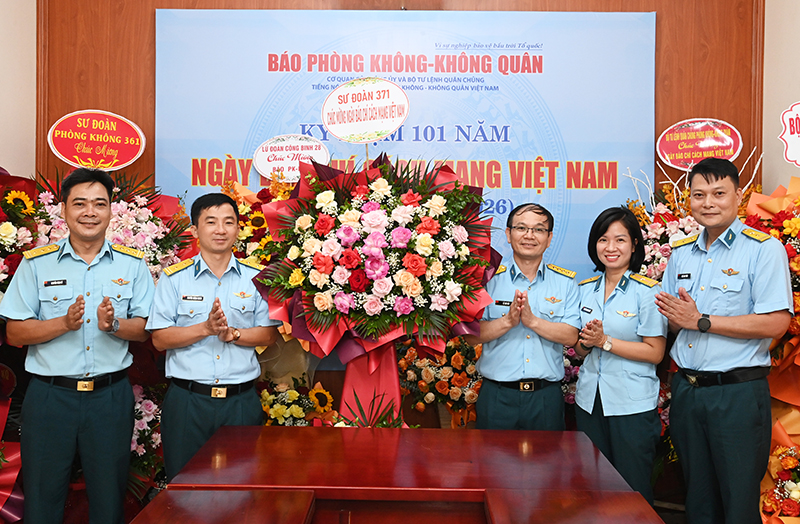 Các cơ quan, đơn vị trong Quân chủng Phòng không-Không quân chúc mừng Báo PK-KQ nhân dịp kỷ niệm 101 năm Ngày Báo chí Cách mạng Việt Nam