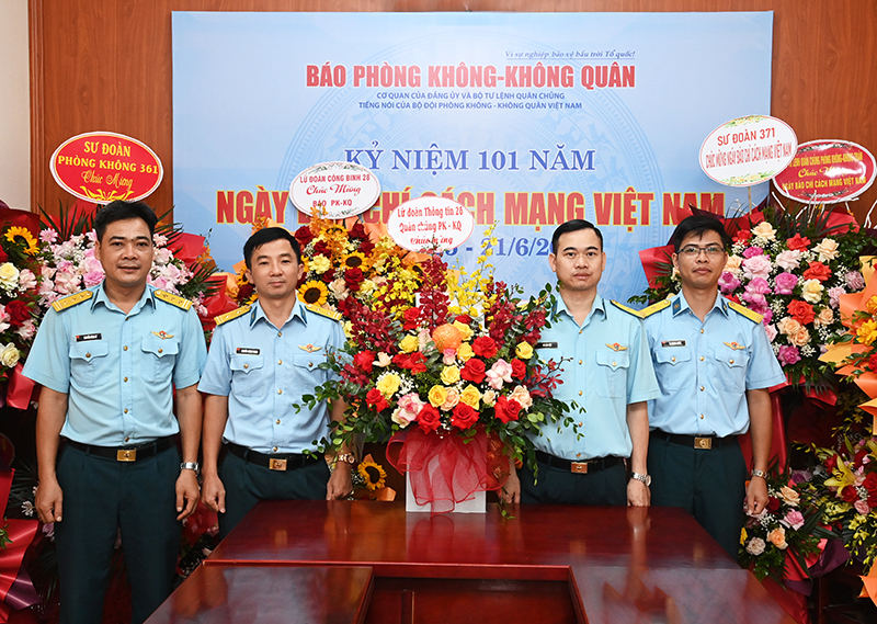 Các cơ quan, đơn vị trong Quân chủng Phòng không-Không quân chúc mừng Báo PK-KQ nhân dịp kỷ niệm 101 năm Ngày Báo chí Cách mạng Việt Nam