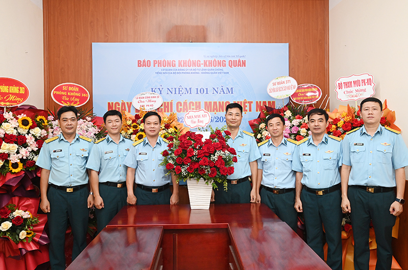 Các cơ quan, đơn vị trong Quân chủng Phòng không-Không quân chúc mừng Báo PK-KQ nhân dịp kỷ niệm 101 năm Ngày Báo chí Cách mạng Việt Nam