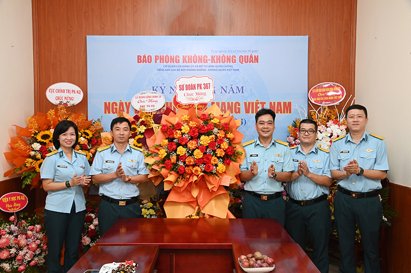 Các cơ quan, đơn vị trong Quân chủng Phòng không-Không quân chúc mừng Báo PK-KQ nhân dịp kỷ niệm 101 năm Ngày Báo chí Cách mạng Việt Nam