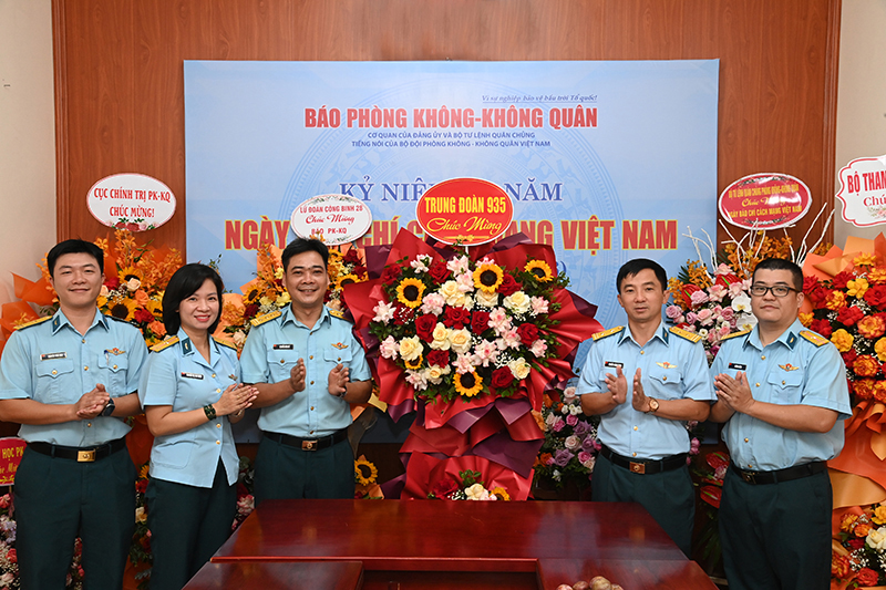 Các cơ quan, đơn vị trong Quân chủng Phòng không-Không quân chúc mừng Báo PK-KQ nhân dịp kỷ niệm 101 năm Ngày Báo chí Cách mạng Việt Nam