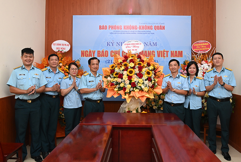 Các cơ quan, đơn vị trong Quân chủng Phòng không-Không quân chúc mừng Báo PK-KQ nhân dịp kỷ niệm 101 năm Ngày Báo chí Cách mạng Việt Nam