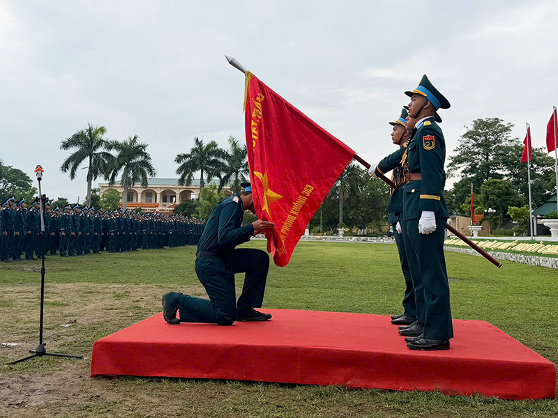 C&aacute;c đơn vị trong Qu&acirc;n chủng Ph&ograve;ng kh&ocirc;ng-Kh&ocirc;ng qu&acirc;n tổ chức Lễ tuy&ecirc;n thệ chiến sĩ mới năm 2026