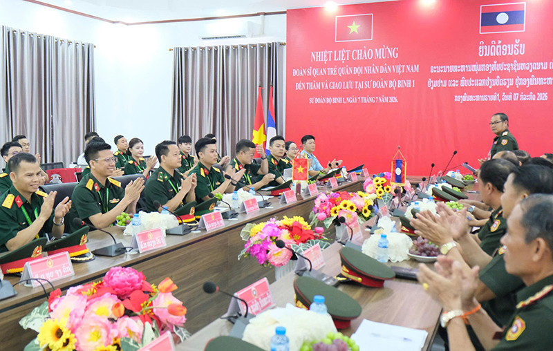 Đo&agrave;n sĩ quan trẻ Qu&acirc;n đội nh&acirc;n d&acirc;n Việt Nam đến thăm v&agrave; giao lưu tại Sư đo&agrave;n Bộ binh 1, Qu&acirc;n đội nh&acirc;n d&acirc;n L&agrave;o