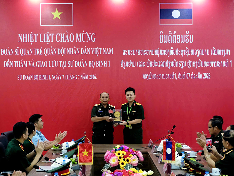 Đo&agrave;n sĩ quan trẻ Qu&acirc;n đội nh&acirc;n d&acirc;n Việt Nam đến thăm v&agrave; giao lưu tại Sư đo&agrave;n Bộ binh 1, Qu&acirc;n đội nh&acirc;n d&acirc;n L&agrave;o