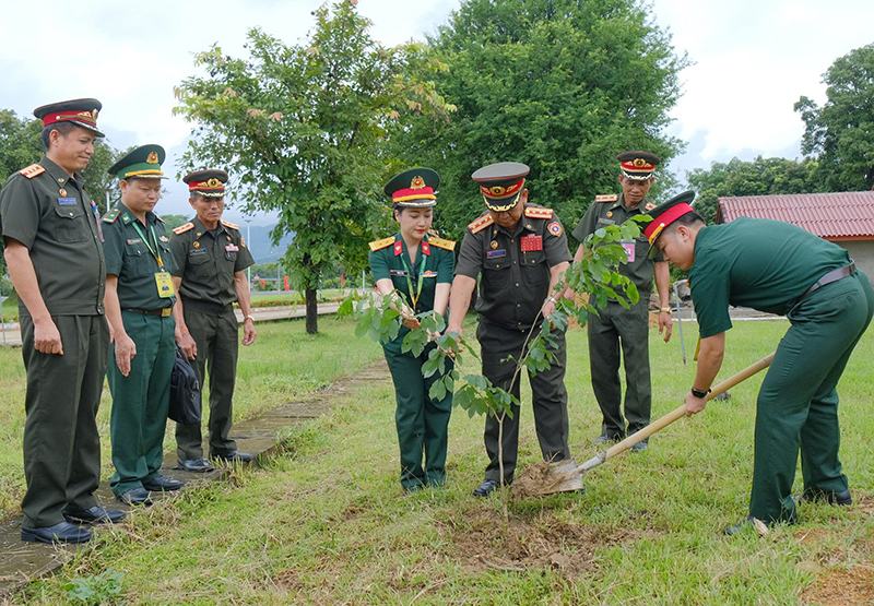 Đo&agrave;n sĩ quan trẻ Qu&acirc;n đội nh&acirc;n d&acirc;n Việt Nam đến thăm v&agrave; giao lưu tại Sư đo&agrave;n Bộ binh 1, Qu&acirc;n đội nh&acirc;n d&acirc;n L&agrave;o