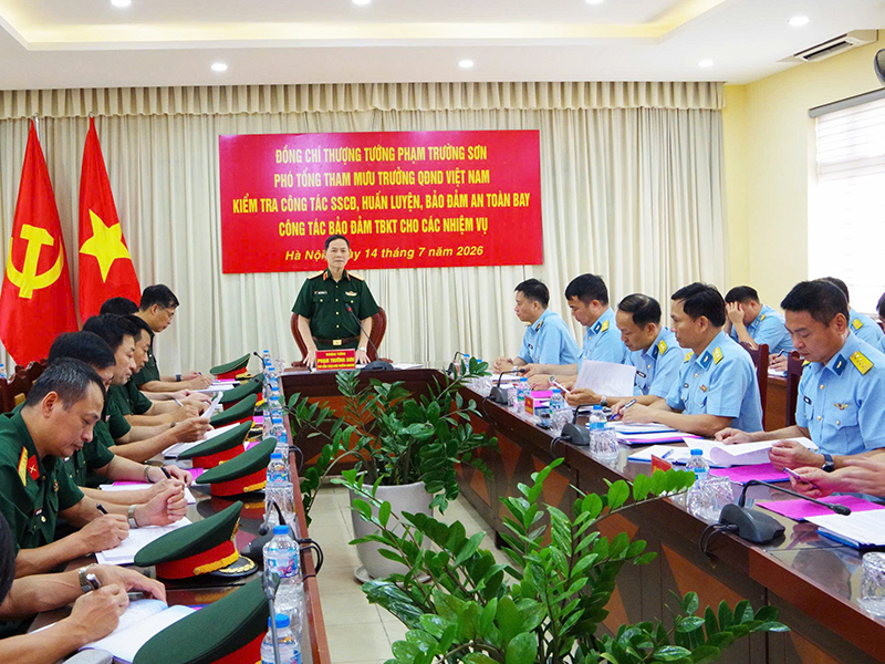 Bộ Tổng Tham mưu Quân đội nhân dân Việt Nam kiểm tra Lữ đoàn Không quân 918