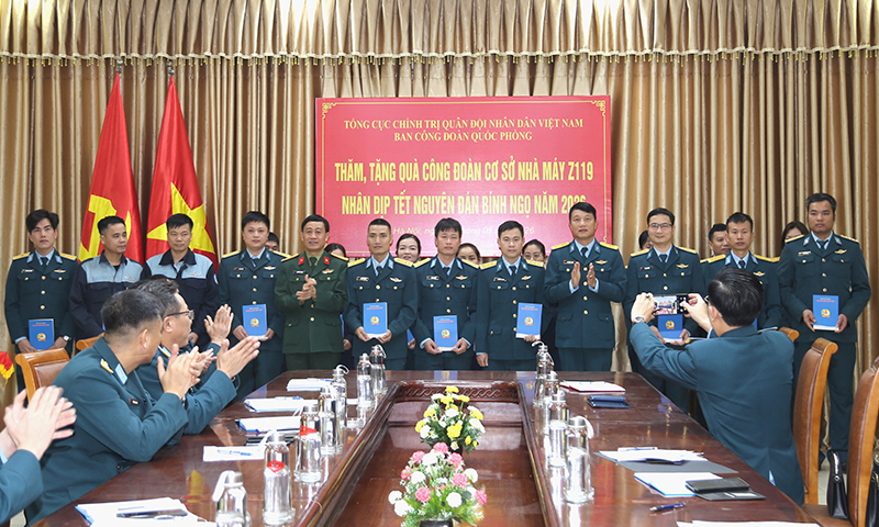 Ban C&ocirc;ng đo&agrave;n Quốc ph&ograve;ng thăm, tặng qu&agrave; C&ocirc;ng đo&agrave;n cơ sở Nh&agrave; m&aacute;y Z119