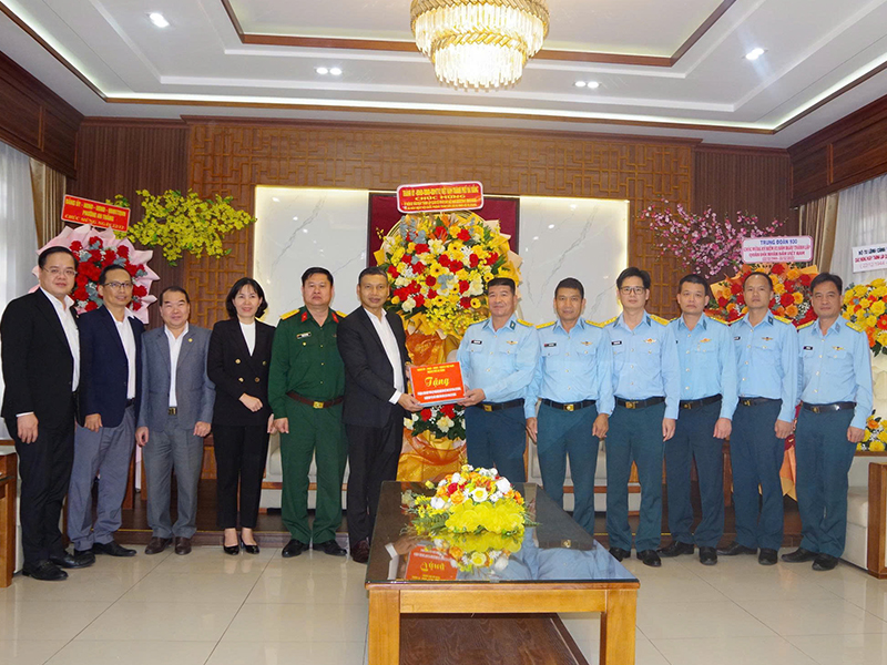 Đồng ch&iacute; Hồ Kỳ Minh - Ph&oacute; Chủ tịch UBND TP Đ&agrave; Nẵng thăm Sư đo&agrave;n Kh&ocirc;ng qu&acirc;n 372