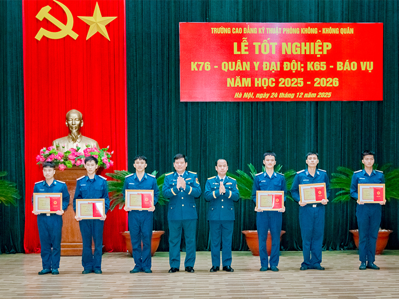 Trường Cao đẳng Kỹ thuật Ph&ograve;ng kh&ocirc;ng - Kh&ocirc;ng qu&acirc;n tổ chức Lễ tốt nghiệp c&aacute;c kh&oacute;a ra trường năm học 2025-2026