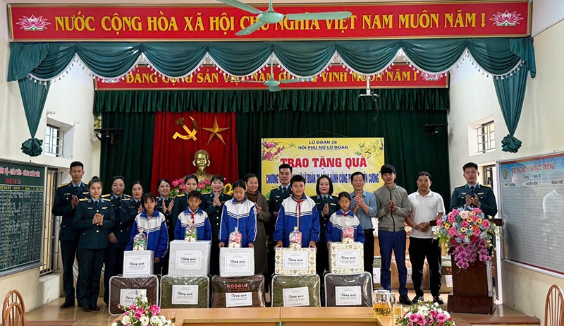 Hội Phụ nữ Lữ đo&agrave;n C&ocirc;ng binh 28 đồng h&agrave;nh c&ugrave;ng phụ nữ bi&ecirc;n cương.