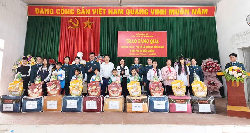 Hội Phụ nữ Lữ đo&agrave;n C&ocirc;ng binh 28 đồng h&agrave;nh c&ugrave;ng phụ nữ bi&ecirc;n cương.