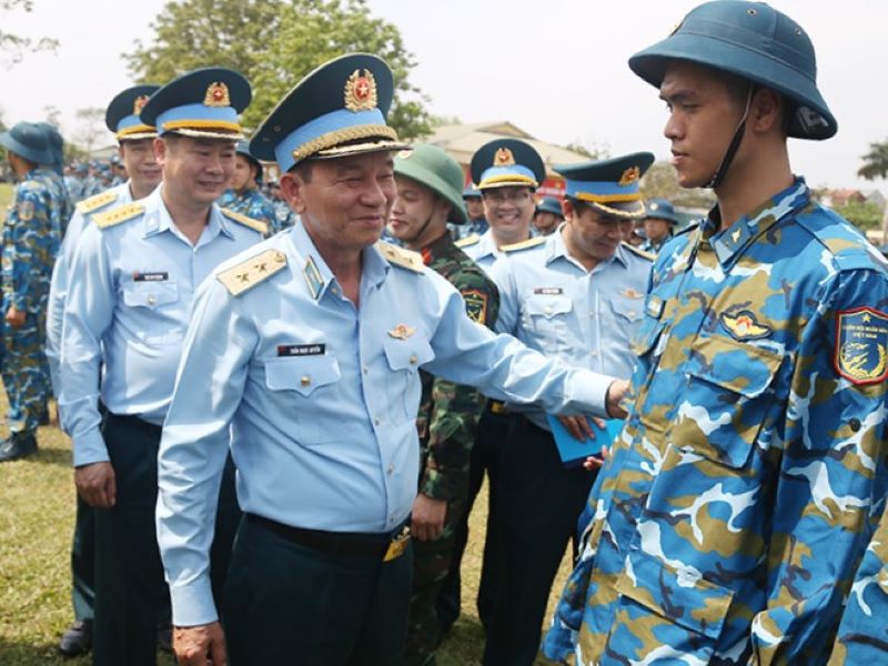 Qu&acirc;n chủng Ph&ograve;ng kh&ocirc;ng-Kh&ocirc;ng qu&acirc;n kiểm tra c&ocirc;ng t&aacute;c huấn luyện chiến sĩ mới tại c&aacute;c đơn vị