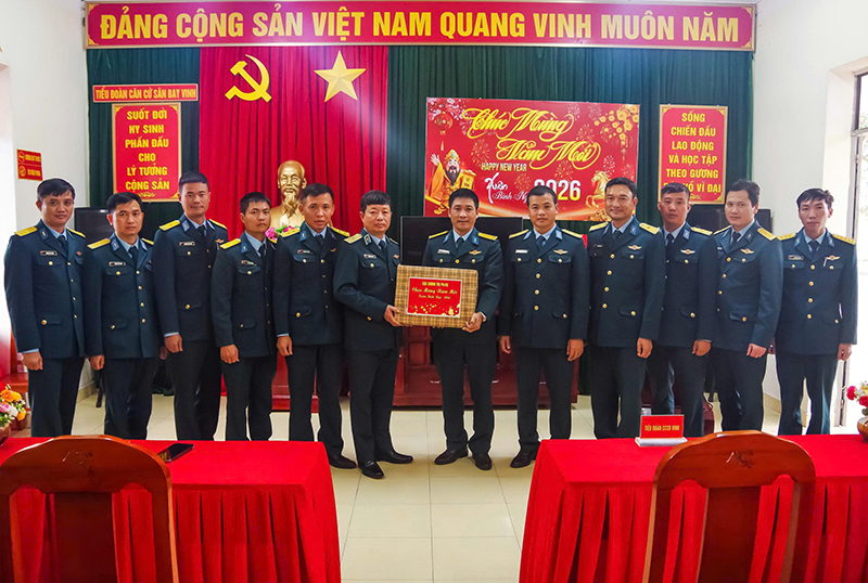 Thiếu tướng Ho&agrave;ng Văn L&acirc;u - Chủ nhiệm Ch&iacute;nh trị Qu&acirc;n chủng PK-KQ thăm, ch&uacute;c Tết Tiểu đo&agrave;n Căn cứ S&acirc;n bay Vinh v&agrave; Trạm Ra đa 45