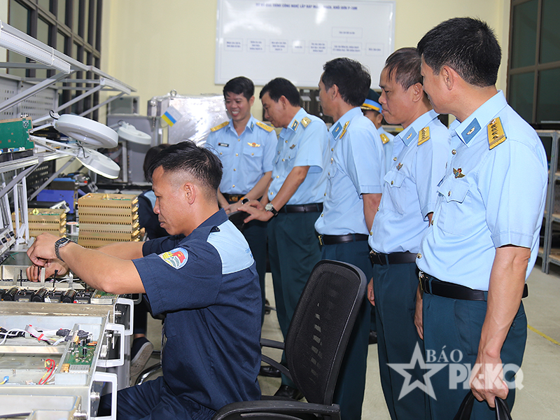 Trung tướng Trần Ngọc Quyến - Ch&iacute;nh ủy Qu&acirc;n chủng Ph&ograve;ng kh&ocirc;ng-Kh&ocirc;ng qu&acirc;n kiểm tra Nh&agrave; m&aacute;y Z119