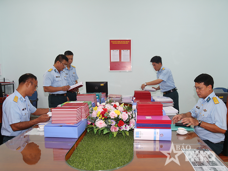 Trung tướng Trần Ngọc Quyến - Ch&iacute;nh ủy Qu&acirc;n chủng Ph&ograve;ng kh&ocirc;ng-Kh&ocirc;ng qu&acirc;n kiểm tra Nh&agrave; m&aacute;y Z119