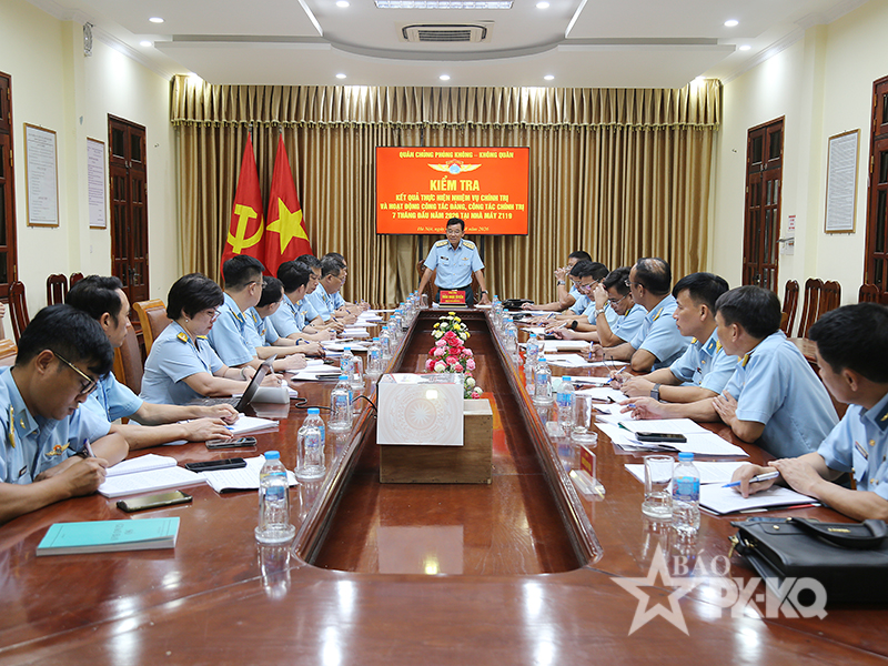 Trung tướng Trần Ngọc Quyến - Ch&iacute;nh ủy Qu&acirc;n chủng Ph&ograve;ng kh&ocirc;ng-Kh&ocirc;ng qu&acirc;n kiểm tra Nh&agrave; m&aacute;y Z119