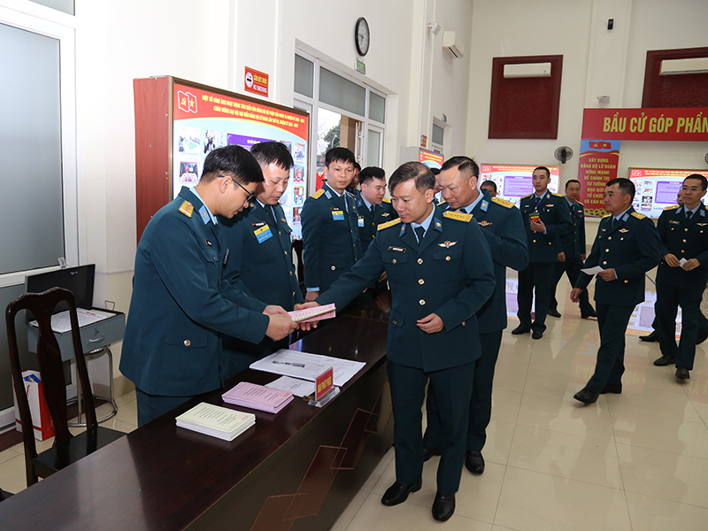 Cử tri Quân chủng Phòng không - Không quân tham gia bầu cử đại biểu Quốc hội khóa XVI và đại biểu Hội đồng nhân dân các cấp nhiệm kỳ 2026-2031