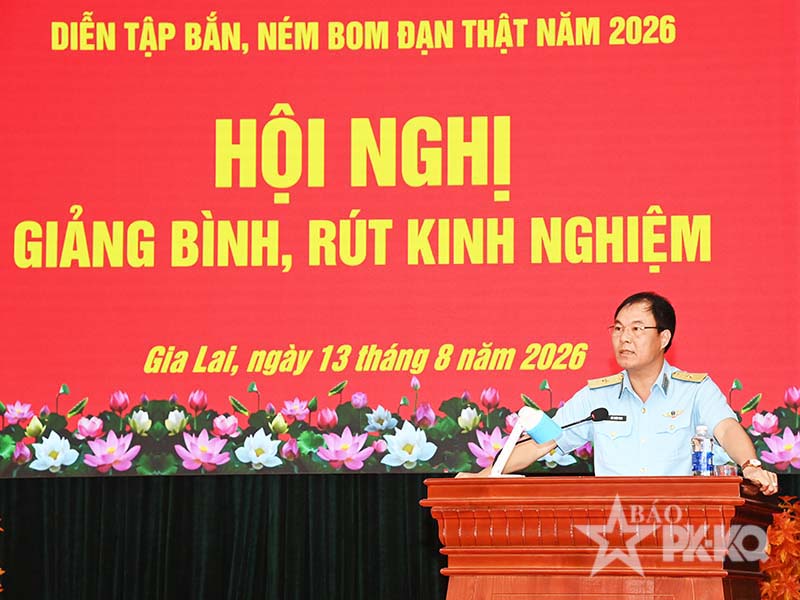 Qu&acirc;n chủng Ph&ograve;ng kh&ocirc;ng-Kh&ocirc;ng qu&acirc;n giảng b&igrave;nh r&uacute;t kinh nghiệm Diễn tập bắn, n&eacute;m bom đạn thật cho lực lượng Kh&ocirc;ng qu&acirc;n năm 2026