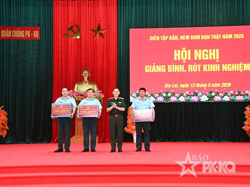 Qu&acirc;n chủng Ph&ograve;ng kh&ocirc;ng-Kh&ocirc;ng qu&acirc;n giảng b&igrave;nh r&uacute;t kinh nghiệm Diễn tập bắn, n&eacute;m bom đạn thật cho lực lượng Kh&ocirc;ng qu&acirc;n năm 2026