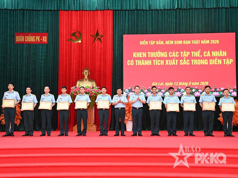 Qu&acirc;n chủng Ph&ograve;ng kh&ocirc;ng-Kh&ocirc;ng qu&acirc;n giảng b&igrave;nh r&uacute;t kinh nghiệm Diễn tập bắn, n&eacute;m bom đạn thật cho lực lượng Kh&ocirc;ng qu&acirc;n năm 2026