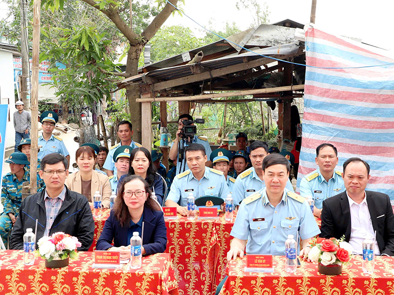 Trường Sĩ quan Kh&ocirc;ng qu&acirc;n kh&aacute;nh th&agrave;nh, b&agrave;n giao nh&agrave; trong &ldquo;Chiến dịch Quang Trung&rdquo; tại Đắk Lắk
