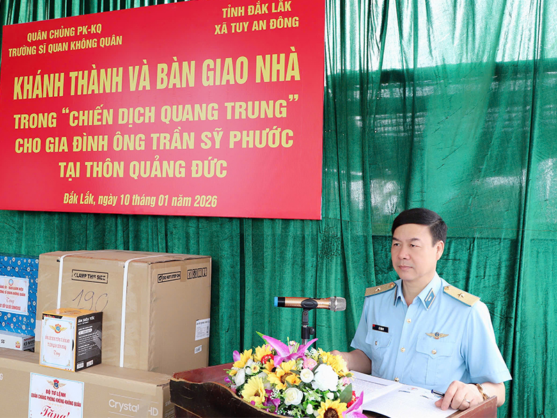 Trường Sĩ quan Kh&ocirc;ng qu&acirc;n kh&aacute;nh th&agrave;nh, b&agrave;n giao nh&agrave; trong &ldquo;Chiến dịch Quang Trung&rdquo; tại Đắk Lắk