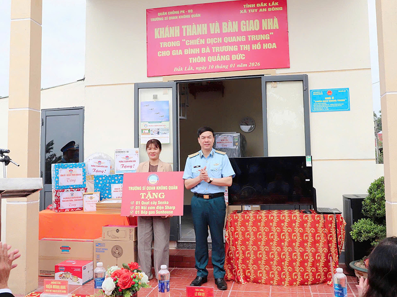 Trường Sĩ quan Kh&ocirc;ng qu&acirc;n kh&aacute;nh th&agrave;nh, b&agrave;n giao nh&agrave; trong &ldquo;Chiến dịch Quang Trung&rdquo; tại Đắk Lắk