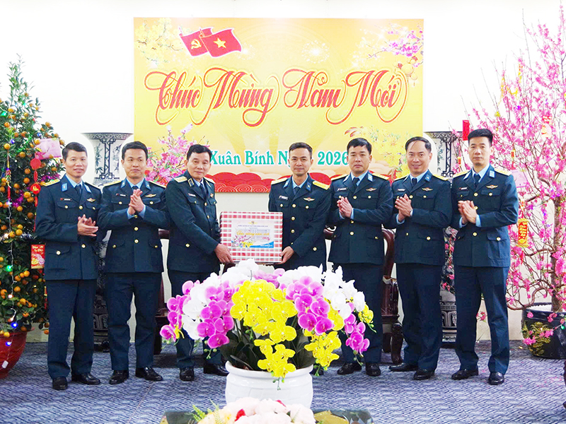 Trung tướng Trần Ngọc Quyến - Ch&iacute;nh ủy Qu&acirc;n chủng Ph&ograve;ng kh&ocirc;ng - Kh&ocirc;ng qu&acirc;n thăm v&agrave; ch&uacute;c Tết Trung đo&agrave;n 284