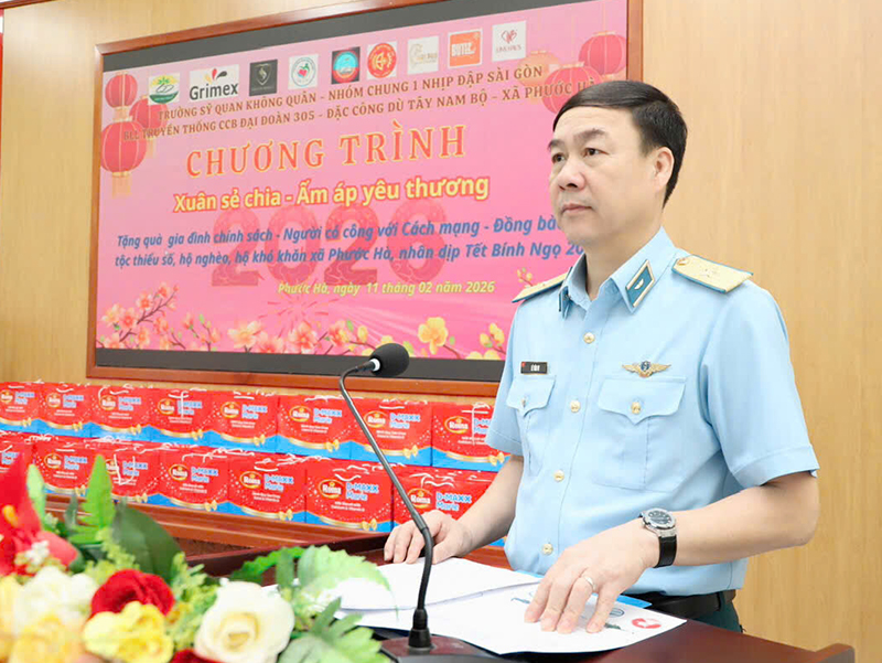 Trường Sĩ quan Kh&ocirc;ng qu&acirc;n phối hợp tổ chức Chương tr&igrave;nh &ldquo;Xu&acirc;n sẻ chia - Ấm &aacute;p y&ecirc;u thương&rdquo;