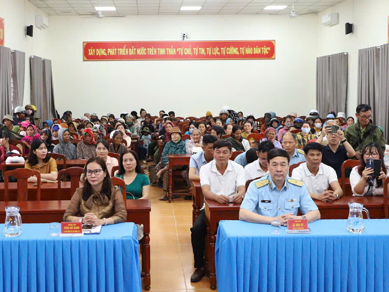 Trường Sĩ quan Kh&ocirc;ng qu&acirc;n phối hợp tổ chức Chương tr&igrave;nh &ldquo;Xu&acirc;n sẻ chia - Ấm &aacute;p y&ecirc;u thương&rdquo;