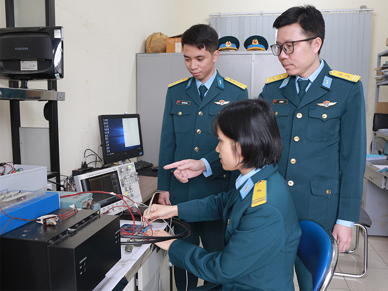 Trung t&aacute; H&agrave; Văn L&ecirc; v&agrave; h&agrave;nh tr&igrave;nh bền bỉ với nghi&ecirc;n cứu khoa học