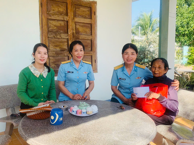 Hội phụ nữ Trung đo&agrave;n 274 phối hợp tổ chức Chương tr&igrave;nh &ldquo;V&ograve;ng tay ấm chia sẻ y&ecirc;u thương&rdquo;