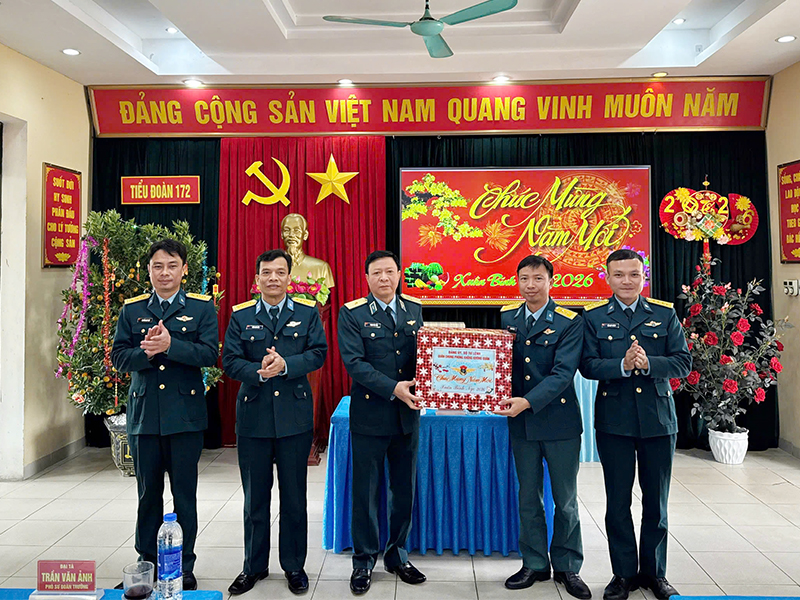 Thiếu tướng Phạm Văn Tính - Phó Tư lệnh Quân chủng PK-KQ kiểm tra sẵn sàng chiến đấu Trung đoàn 64