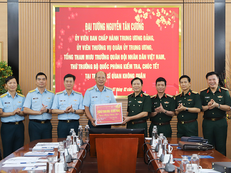 Đại tướng Nguyễn T&acirc;n Cương - Tổng Tham mưu trưởng QĐND Việt Nam kiểm tra, ch&uacute;c Tết Trường Sĩ quan Kh&ocirc;ng qu&acirc;n