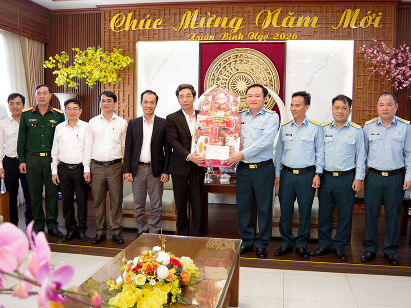 Ph&oacute; Chủ tịch UBND TP Đ&agrave; Nẵng thăm v&agrave; ch&uacute;c Tết Sư đo&agrave;n Kh&ocirc;ng qu&acirc;n 372