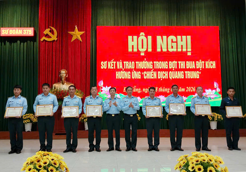 Sư đo&agrave;n 375 sơ kết v&agrave; trao thưởng đợt thi đua đột k&iacute;ch hưởng ứng &ldquo;Chiến dịch Quang Trung&rdquo;