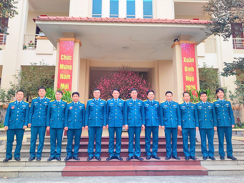 Thiếu tướng B&ugrave;i Đức Hiền - Ph&oacute; Tư lệnh ki&ecirc;m Tham mưu trưởng Qu&acirc;n chủng PK-KQ kiểm tra sẵn s&agrave;ng chiến đấu c&aacute;c đơn vị