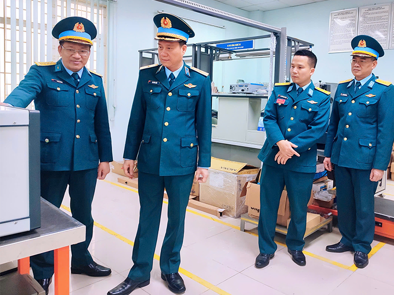 Thiếu tướng B&ugrave;i Đức Hiền - Ph&oacute; Tư lệnh ki&ecirc;m Tham mưu trưởng Qu&acirc;n chủng PK-KQ kiểm tra sẵn s&agrave;ng chiến đấu c&aacute;c đơn vị