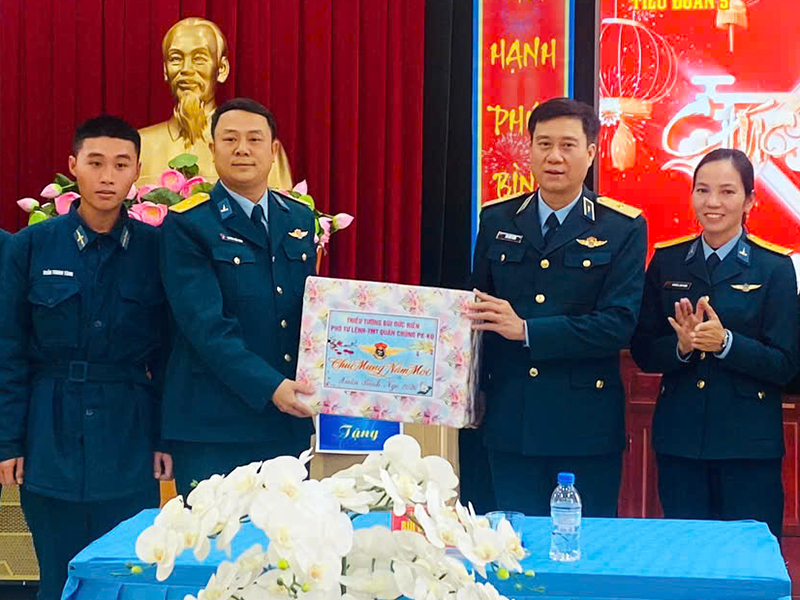 Thiếu tướng B&ugrave;i Đức Hiền - Ph&oacute; Tư lệnh ki&ecirc;m Tham mưu trưởng Qu&acirc;n chủng PK-KQ kiểm tra sẵn s&agrave;ng chiến đấu tại c&aacute;c đơn vị thuộc Sư đo&agrave;n 361