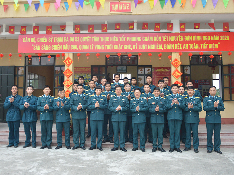 Thiếu tướng B&ugrave;i Đức Hiền - Ph&oacute; Tư lệnh ki&ecirc;m Tham mưu trưởng Qu&acirc;n chủng PK-KQ kiểm tra sẵn s&agrave;ng chiến đấu tại c&aacute;c đơn vị thuộc Sư đo&agrave;n 361