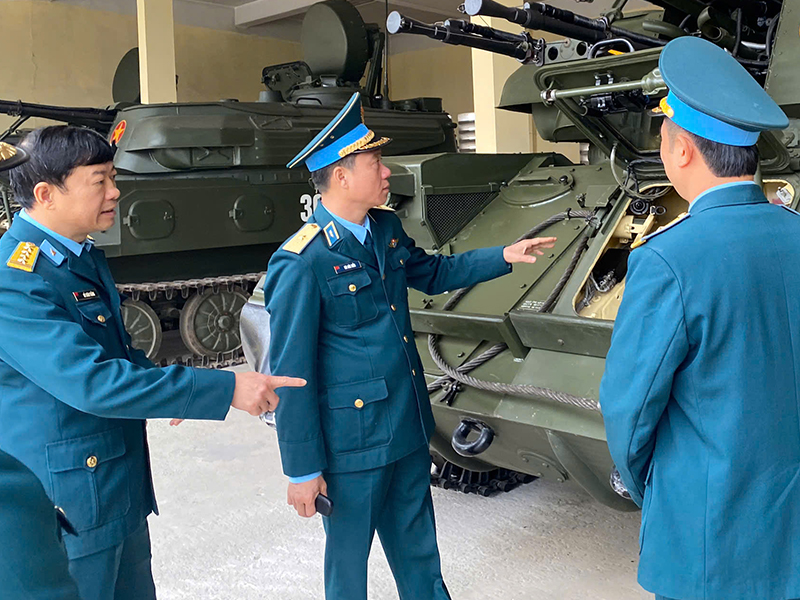 Thiếu tướng B&ugrave;i Đức Hiền - Ph&oacute; Tư lệnh ki&ecirc;m Tham mưu trưởng Qu&acirc;n chủng PK-KQ kiểm tra sẵn s&agrave;ng chiến đấu tại c&aacute;c đơn vị thuộc Sư đo&agrave;n 361