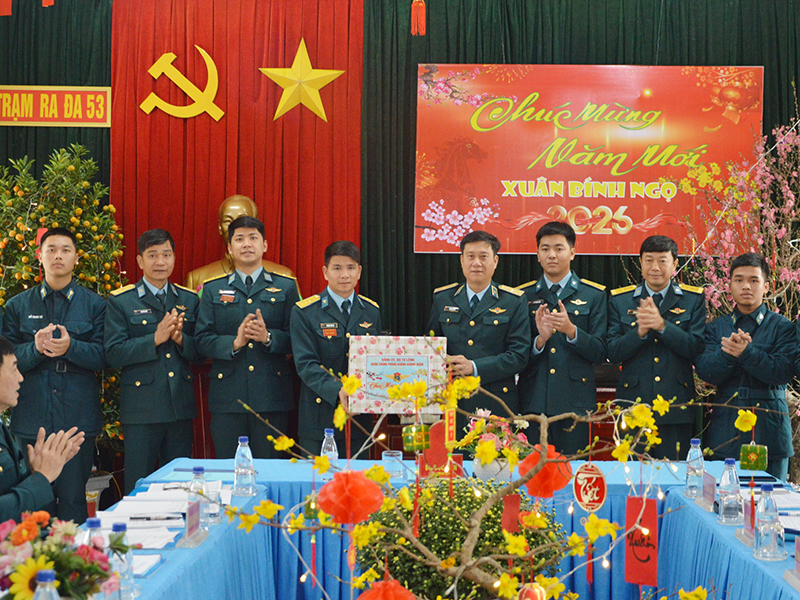 Thiếu tướng B&ugrave;i Đức Hiền - Ph&oacute; Tư lệnh ki&ecirc;m Tham mưu trưởng Qu&acirc;n chủng PK-KQ kiểm tra sẵn s&agrave;ng chiến đấu tại c&aacute;c đơn vị thuộc Sư đo&agrave;n 361