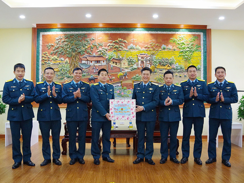 Thiếu tướng B&ugrave;i Đức Hiền - Ph&oacute; Tư lệnh ki&ecirc;m Tham mưu trưởng Qu&acirc;n chủng PK-KQ kiểm tra nhiệm vụ sẵn s&agrave;ng chiến đấu tại Lữ đo&agrave;n 918 v&agrave; Lữ đo&agrave;n 28