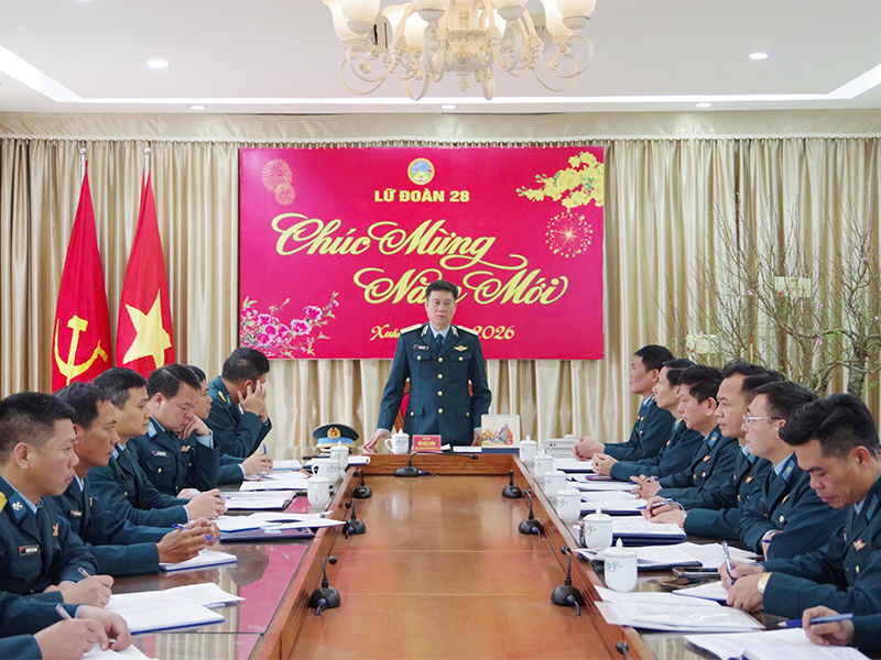 Thiếu tướng B&ugrave;i Đức Hiền - Ph&oacute; Tư lệnh ki&ecirc;m Tham mưu trưởng Qu&acirc;n chủng PK-KQ kiểm tra nhiệm vụ sẵn s&agrave;ng chiến đấu tại Lữ đo&agrave;n 918 v&agrave; Lữ đo&agrave;n 28