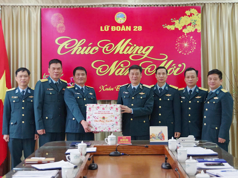 Thiếu tướng B&ugrave;i Đức Hiền - Ph&oacute; Tư lệnh ki&ecirc;m Tham mưu trưởng Qu&acirc;n chủng PK-KQ kiểm tra nhiệm vụ sẵn s&agrave;ng chiến đấu tại Lữ đo&agrave;n 918 v&agrave; Lữ đo&agrave;n 28