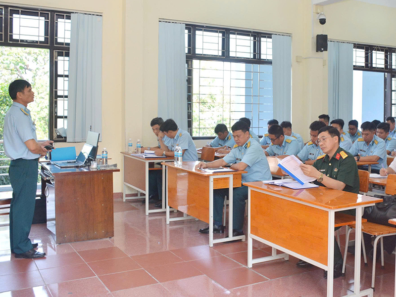 Tổng cục Ch&iacute;nh trị kiểm tra, khảo s&aacute;t, nắm t&igrave;nh h&igrave;nh c&ocirc;ng t&aacute;c gi&aacute;o dục khoa học x&atilde; hội v&agrave; nh&acirc;n văn tại Trường Sĩ quan Kh&ocirc;ng qu&acirc;n