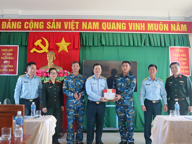 Cục Ch&iacute;nh trị Qu&acirc;n chủng Ph&ograve;ng kh&ocirc;ng-Kh&ocirc;ng qu&acirc;n thăm Trạm Ra đa 11